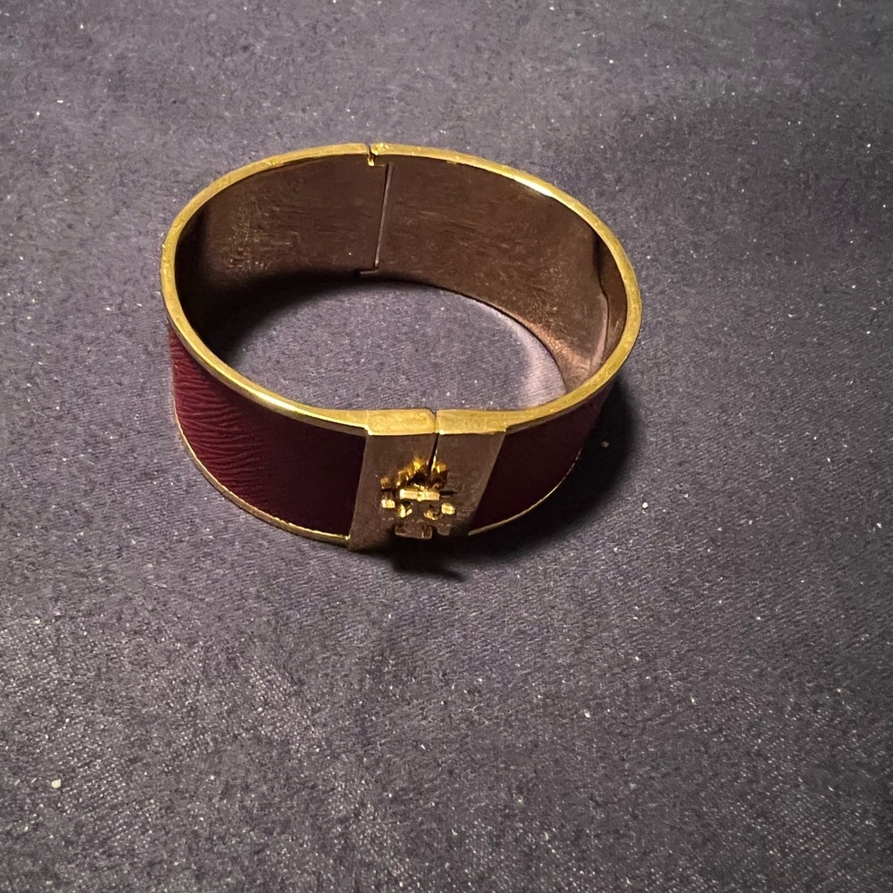 Tory Burch bangle, like new. Comes with bag